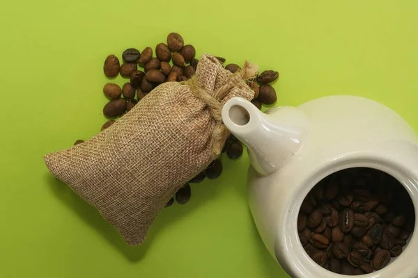 Granos Café Con Maceta Cerámica Sobre Fondo Verde — Foto de Stock