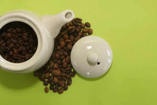 Koffiebonen Met Keramische Pot Groene Achtergrond — Stockfoto