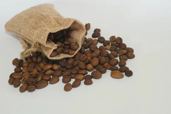 白底带有麻袋的咖啡豆 — 图库照片