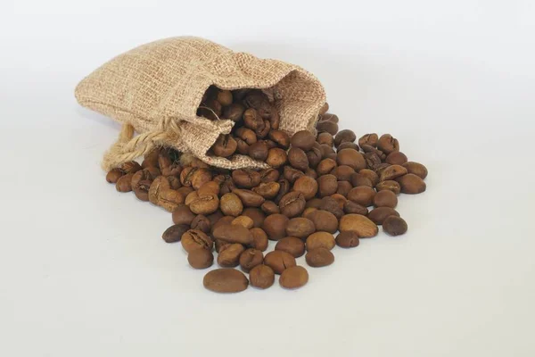 Kávébab Gunny Erszény Fehér Háttér — Stock Fotó
