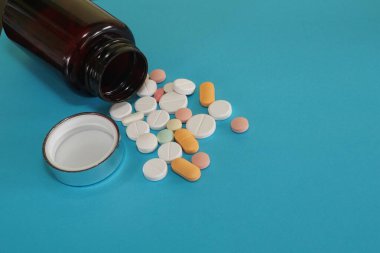 Mavi arkaplanda konteynır olan haplar