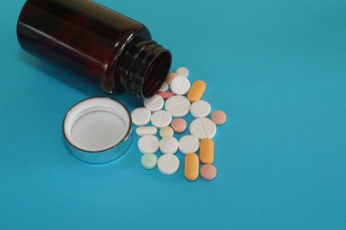 Mavi arkaplanda konteynır olan haplar