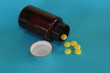 Mavi arkaplanda konteynır olan haplar