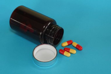 Mavi arkaplanda konteynır olan haplar