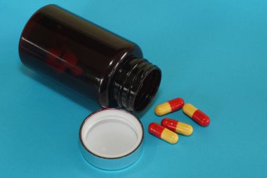 Mavi arkaplanda konteynır olan haplar