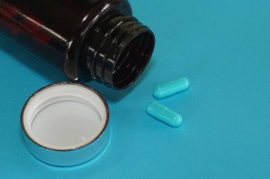 Mavi arkaplanda konteynır olan haplar