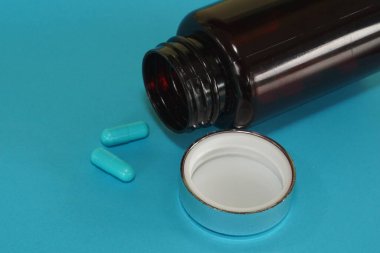 Mavi arkaplanda konteynır olan haplar