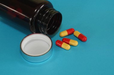 Mavi arkaplanda konteynır olan haplar