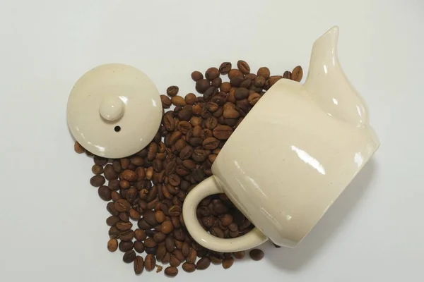 Κόκκους Καφέ Κεραμική Κατσαρόλα Λευκό Φόντο — Φωτογραφία Αρχείου