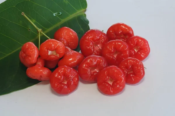 Κόκκινα Φρούτα Ροζέ Που Απομονώνονται Λευκό Φόντο — Φωτογραφία Αρχείου