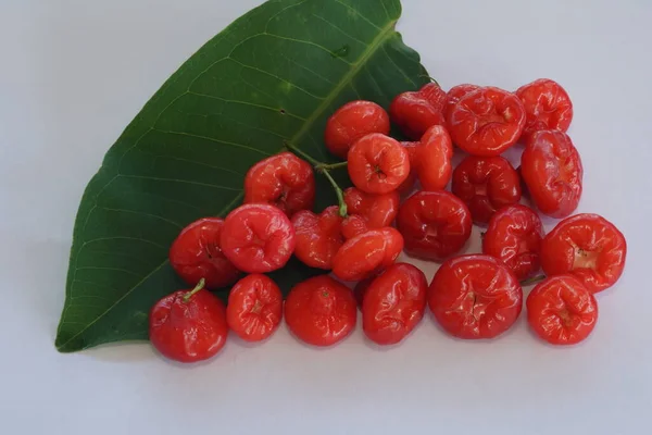 Κόκκινα Φρούτα Ροζέ Που Απομονώνονται Λευκό Φόντο — Φωτογραφία Αρχείου