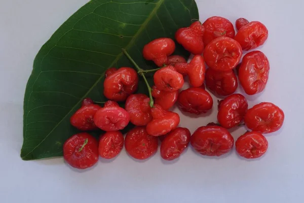 Kırmızı Elma Meyveleri Beyaz Arkaplanda Izole — Stok fotoğraf