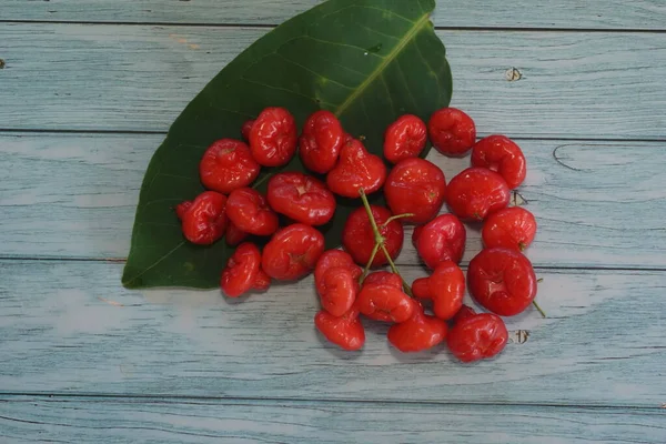 Frutas Vermelhas Maçã Rosa Isoladas Fundo Madeira — Fotografia de Stock