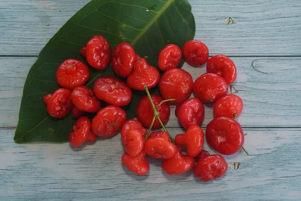 Fruta Roja Manzana Rosa Aislada Sobre Fondo Madera —  Fotos de Stock