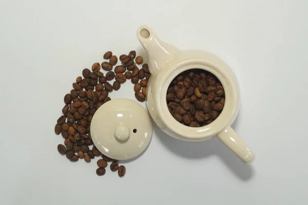 Beyaz Arka Planda Seramik Çömlekli Kahve Çekirdekleri — Stok fotoğraf