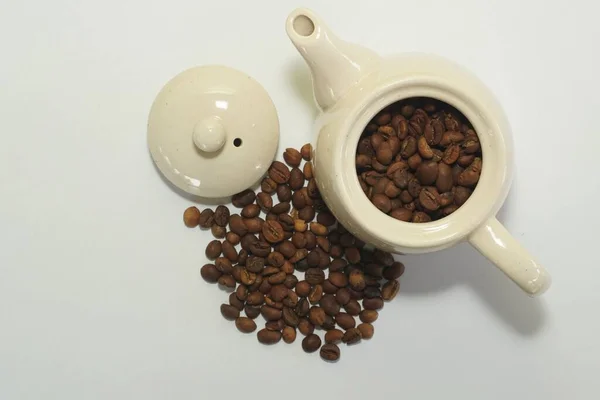 Granos Café Con Maceta Cerámica Sobre Fondo Blanco — Foto de Stock