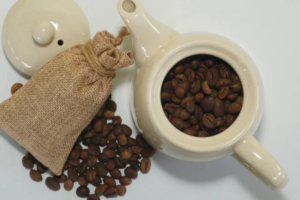 Granos Café Con Maceta Cerámica Sobre Fondo Blanco — Foto de Stock