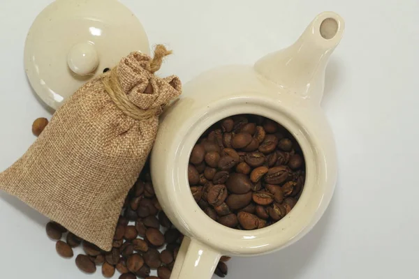 Granos Café Con Maceta Cerámica Sobre Fondo Blanco — Foto de Stock