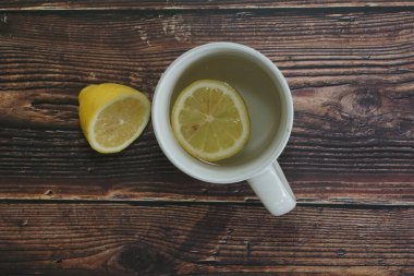 Bardakta limon dilimi