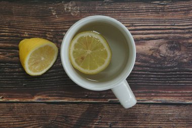 Bardakta limon dilimi