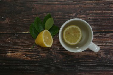 Bardakta limon dilimi