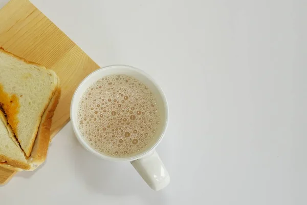 Chá Branco Com Sanduíche Fundo Branco — Fotografia de Stock