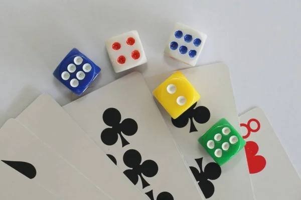 Vista Jogar Cartas Dados Mesa Branca Conceito Jogo Casino — Fotografia de Stock