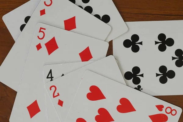 Vista Jugar Las Cartas Una Mesa Madera Concepto Juego Casino — Foto de Stock