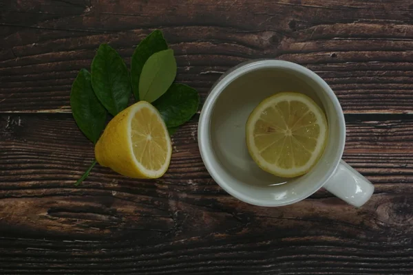 Bardakta limon dilimi