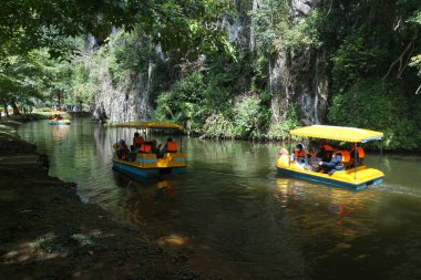 Ipoh, Perak, Malezya 'daki Kek Look Tong Tapınağı' nda turistler için bir tekne.