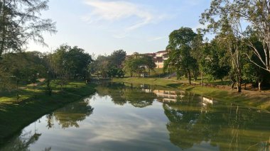 Lendu, Melaka, Malezya 'da bulunan Universiti Teknologi MARA Melaka Gölü manzarası