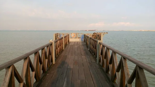 Tanjung Piai Rıhtımı mavi gökyüzüne karşı, Pontian, Johor, Malezya