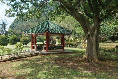 Turistler için taraça, Ipoh, Perak, Malezya 'daki Kek Look Tong tapınağında.
