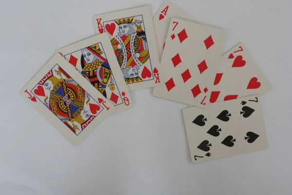 Άποψη Του Παίζετε Χαρτιά Ένα Λευκό Τραπέζι Έννοια Του Παιχνιδιού — Φωτογραφία Αρχείου