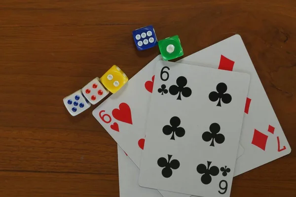 从木制桌子上的纸牌和纸片看赌场游戏的概念 — 图库照片