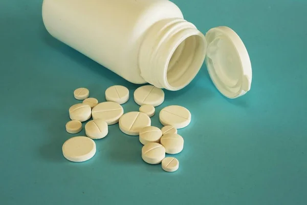 Χάπια Λευκό Μπουκάλι Απομονώνονται Μπλε Φόντο — Φωτογραφία Αρχείου