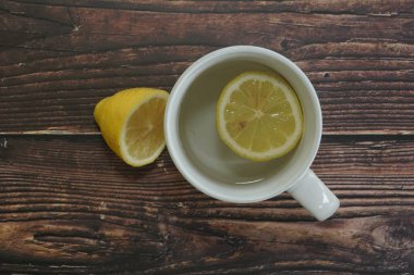 beyaz fincanda limon dilimleri