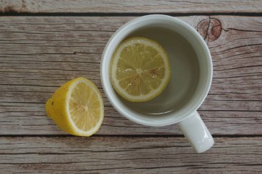 beyaz fincanda limon dilimleri