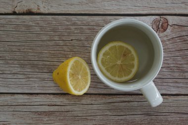 beyaz fincanda limon dilimleri