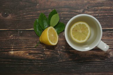 beyaz fincanda limon dilimleri