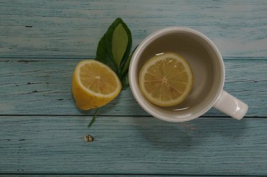 beyaz fincanda limon dilimleri