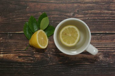 beyaz fincanda limon dilimleri