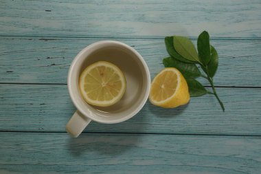 beyaz fincanda limon dilimleri