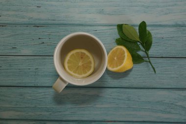 beyaz fincanda limon dilimleri