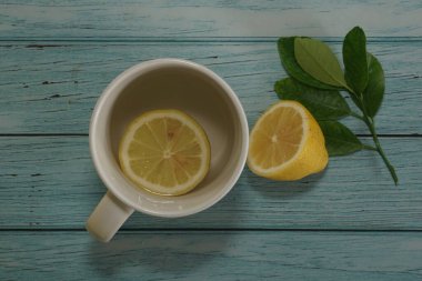 beyaz fincanda limon dilimleri