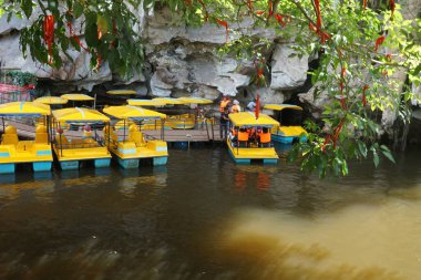 Ipoh, Perak, Malezya 'daki Kek Look Tong Tapınağı' nda turistler için bir tekne.