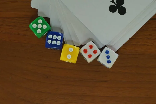 Jugar Las Cartas Con Dados Sobre Mesa —  Fotos de Stock