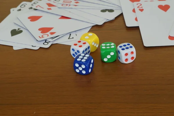 Jugar Las Cartas Con Dados Sobre Mesa — Foto de Stock