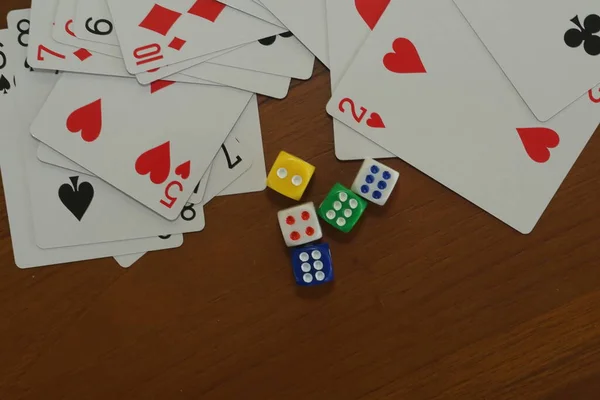 Kártyáznak Kockákkal Asztalon — Stock Fotó