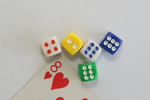 カジノゲームのコンセプトである白いテーブルの上でトランプやディスを見ると — ストック写真